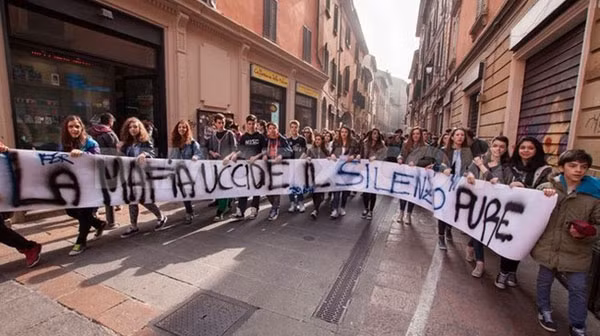 Tuần hành quy mô lớn phản đối sự lộng hành của mafia ở Italy. Ảnh: Demotix.com Tuần hành quy mô lớn phản đối sự lộng hành của mafia ở Italy. Ảnh: Demotix.com