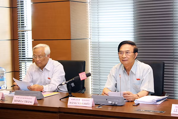Thứ trưởng Thường trực Đặng Văn Hiếu tham gia thảo luận tại tổ về dự thảo Luật Tố tụng hình sự (sửa đổi).