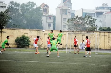 Ngay từ đầu trận đấu, hàng loạt các pha bóng uy hiếp khung thành đã diễn ra.