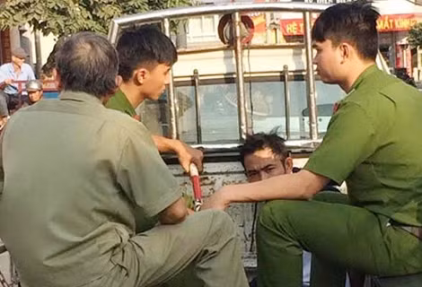 Lực lượng Công an di lý đối tượng về trụ sở.