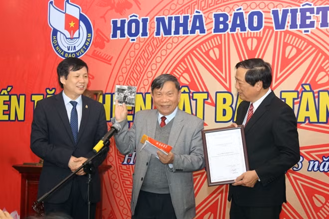 Nhà báo Phan Khắc Hiền hiến tặng những kỷ vật thời ở chiến trường.