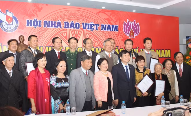 Phó Chủ tịch Thường trực Hội Nhà báo Việt Nam Hồ Quang Lợi và các đại biểu tại lễ hiến tặng hiện vật.