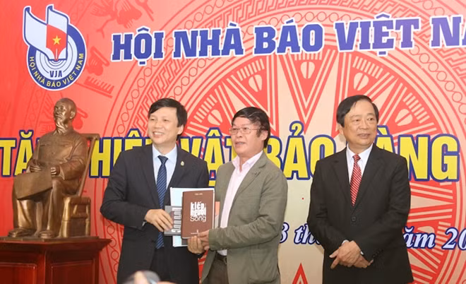 Trung tướng, nhà văn Hữu Ước hiến tặng số báo ANTG và một số tác phẩm của ông.
