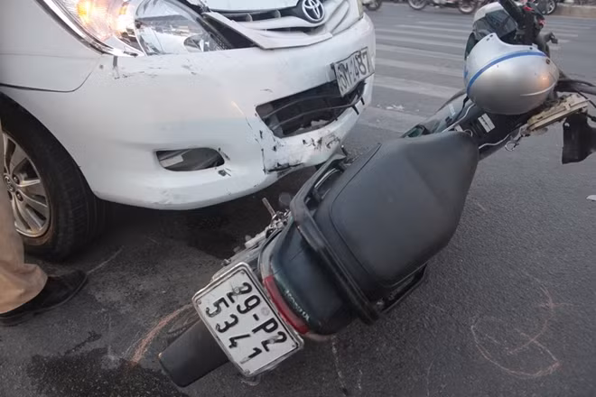 Chiếc xe gắn máy bị dính chặt vào xe taxi