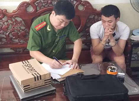 Một đối tượng lừa đảo bằng công nghệ cao bị lực lượng Công an bắt giữ. Ảnh minh họa.
