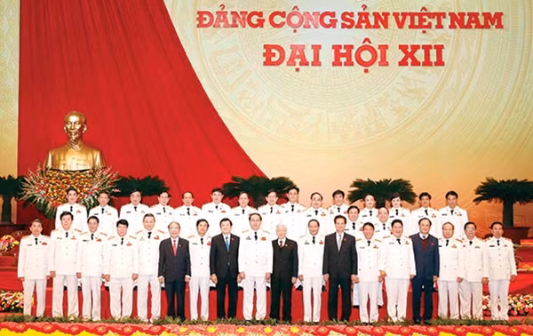 Các đồng chí lãnh đạo Đảng, Nhà nước với Đoàn đại biểu Đảng bộ Công an Trung ương. Ảnh: TTXVN.