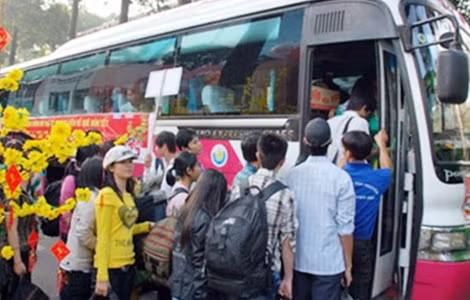 Xe đưa công nhân về quê đón Tết.