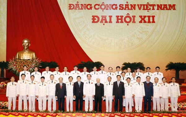 Lãnh đạo Đảng, Nhà nước chụp ảnh với Đoàn đại biểu Đảng ủy Công an Trung ương.