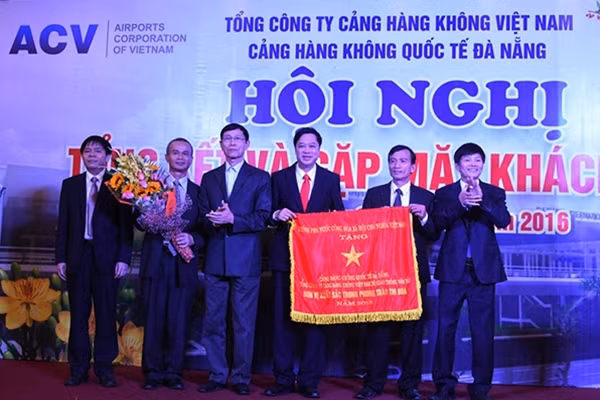 Sân bay Đà Nẵng đón nhận Cờ thi đua xuất sắc của Chính phủ.
