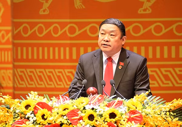 Đồng chí Thào Xuân Sùng, Ủy viên Trung ương Đảng khóa XI, Phó Trưởng ban Dân vận Trung ương trình bày tham luận tại Đại hội sáng 23-1.