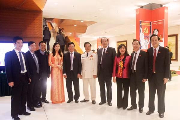 Đồng chí Phạm Bình Minh, Ủy viên Trung ương Đảng khóa XI, Phó Thủ tướng Chính phủ, Bộ trưởng Bộ Ngoại giao chụp ảnh với các đại biểu tham dự Đại hội.