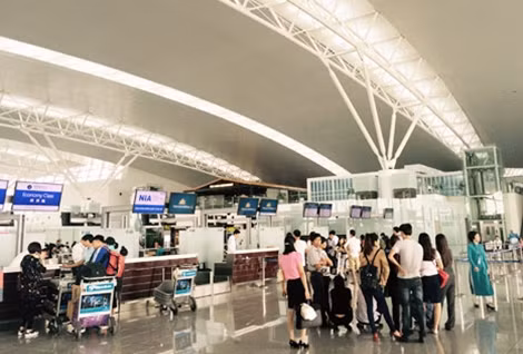 Hành khách làm thủ tục tại sân bay.