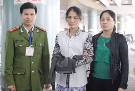 Công an tỉnh Hà Giang dẫn giải đối tượng Phan Thị Hường ở sân bay Nội Bài.