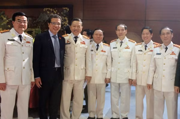 Thượng tướng Tô Lâm, Uỷ viên Trung ương Đảng, Thứ trưởng Bộ Công an và Thứ trưởng Bộ Ngoại giao Đặng Minh Khôi chụp ảnh với đại biểu đoàn đại biểu Đảng ủy Công an trung ương.