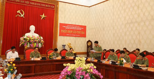Trung tướng Lê Văn Đệ, Phó tổng cục trưởng Tổng cục Chính trị CAND báo cáo kết quả công việc đã và đang triển khai thực hiện các hoạt động kỷ niệm. Trung tướng Lê Văn Đệ, Phó tổng cục trưởng Tổng cục Chính trị CAND báo cáo kết quả công việc đã và đang triển khai thực hiện các hoạt động kỷ niệm.