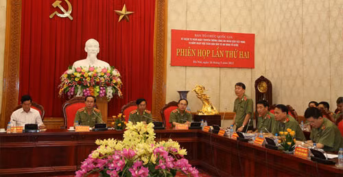Trung tướng Trần Bá Thiều, Tổng cục trưởng Tổng cục Chính trị CAND phát biểu đóng góp ý kiến tại Phiên họp. Trung tướng Trần Bá Thiều, Tổng cục trưởng Tổng cục Chính trị CAND phát biểu đóng góp ý kiến tại Phiên họp.