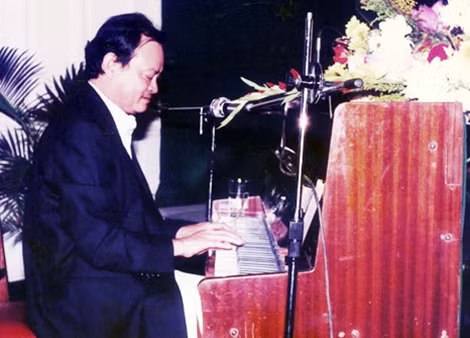 Nhạc sĩ Thanh Tùng thời còn công tác ở Đoàn Ca múa Bông Sen.