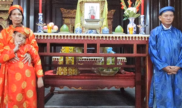 Vợ chồng ông Tài và người con gái tật nguyền trở về Huế dự lễ húy kỵ vua Thành Thái, sau bao năm xa cách.