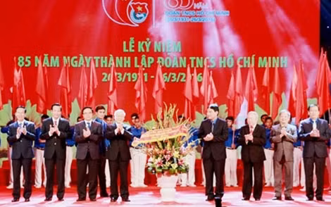Tổng Bí thư Nguyễn Phú Trọng tặng hoa chúc mừng đoàn viên thanh niên cả nước.