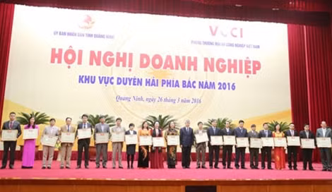 VCCI trao bằng khen cho các doanh nghiệp.