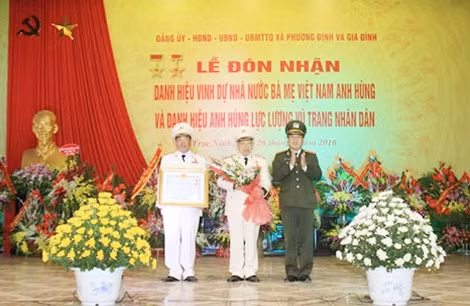 Thiếu tướng Phan Văn Lai và con trai là Thiếu tướng Phan Quốc Thái đón nhận Danh hiệu Bà Mẹ Việt Nam Anh hùng mà Đảng, Nhà nước truy tặng cụ Lê Thị Mỵ.