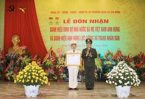 Thiếu tướng Phan Văn Lai đón nhận danh hiệu Anh hùng LLVTND.