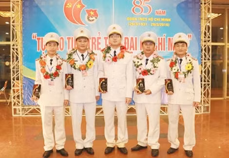 Các cán bộ đoàn xuất sắc lực lượng Công an nhận Giải thưởng Lý Tự Trọng năm 2016.