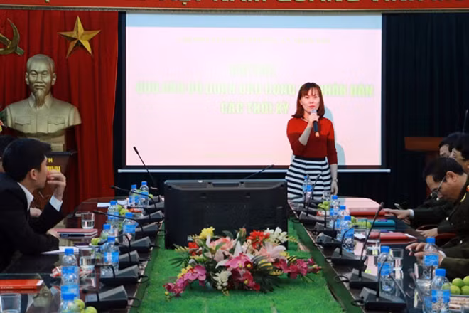 Đồng chí Nguyễn Thị Hồng Vân, cựu Phó Bí thư Đoàn Báo CAND giai đoạn 2008-2012 hát tặng giao lưu trong chương trình.