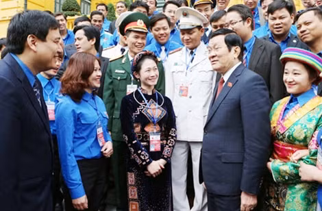 Chủ tịch nước Trương Tấn Sang với các cán bộ Đoàn, đoàn viên tiêu biểu toàn quốc 2016. Ảnh: TTXVN.