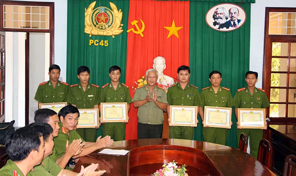 Đại tá Phan Vĩnh Lạc - Phó Giám đốc Công an tỉnh, trao giấy khen của Giám đốc Công an tỉnh cho các đồng chí tham gia phá án.