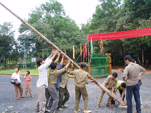 Các công đoạn dựng cây nêu của người Chơro.