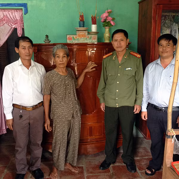 Công an tỉnh Hậu Giang trao tủ thờ cho gia đình Mẹ VNAH ở Phụng Hiệp.