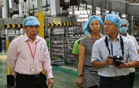 Đại diện truyền thông Công ty TNHH Thương mại - Dịch vụ Tân Hiệp Phát đưa phóng viên các báo đài thị sát quy trình sản xuất các loại nước uống đóng chai tại công ty.