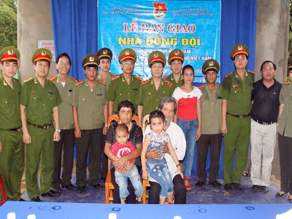 Trung tướng, GS.TS Nguyễn Xuân Yêm và đại diện lãnh đạo Công an tỉnh Quảng Nam chụp ảnh lưu niệm cùng gia đình Thiếu úy Trần Văn Xuyến.