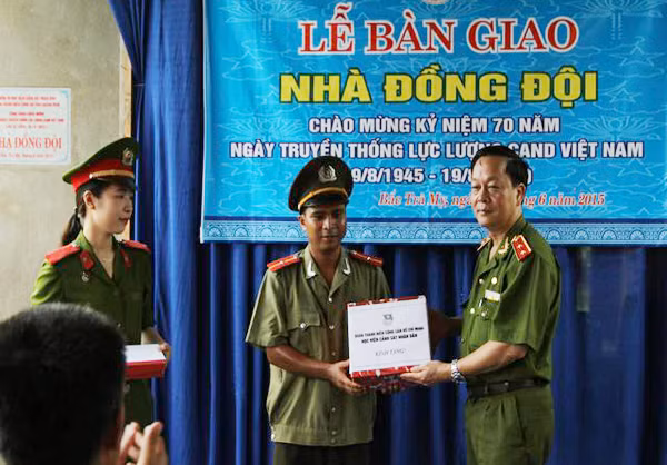 Trung tướng, GS.TS Nguyễn Xuân Yêm trao nhà tình nghĩa cho Thiếu úy Trần Văn Xuyến.