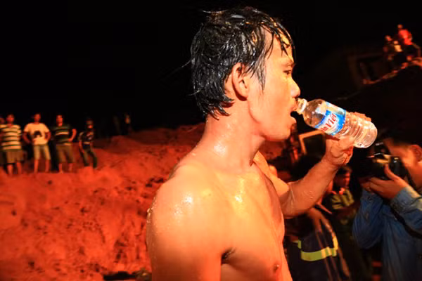 Anh Phương lúc vừa cứu được cháu bé.
