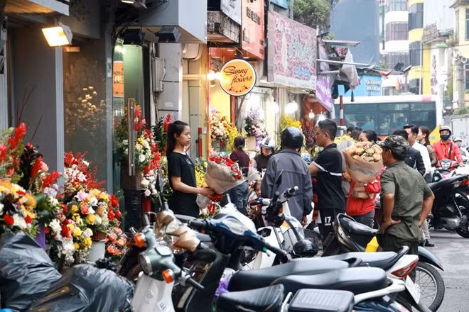 Nhiều cửa hàng hoa trên khắp các tuyến đường như Cử Nam, Hai Bà Trưng, Nguyễn Chí Thanh,... đã tấp nập ra vào người mua kẻ bán với đủ các kiểu dáng, chủng loại hoa khác nhau.