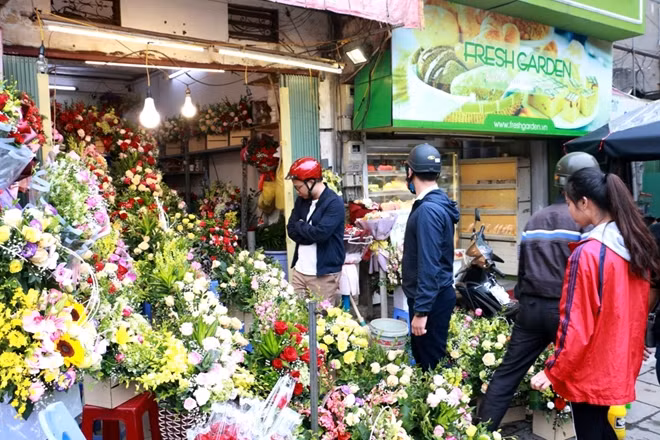 Ngày 19-10, hầu hết các điểm kinh doanh hoa rất đông người mua – bán. Giá các loại các loại hoa tươi đều tăng từ 30 – 100% giá bán trước đó.
