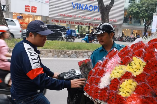 Hoa hồng Đà lạt có giá ngày thường từ 150.000 – 200.000/chục bông, tăng 30.000 – 50.000 đồng/chục so với hôm qua.