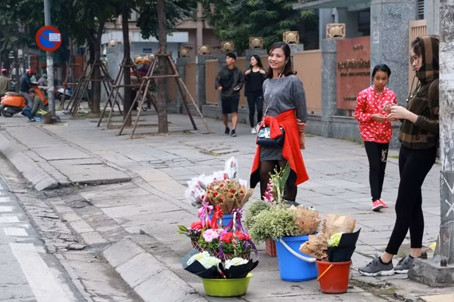 Nhiều bạn sinh viên nhân dịp ngày Phụ nữ Việt Nam 20-10 cũng nhập hoa về bán kiếm thêm thu nhập.