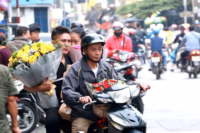 Theo nhiều chủ cửa hàng hoa cho biết đến ngày chính ngày 20-10 giá hoa sẽ còn tăng cao.
