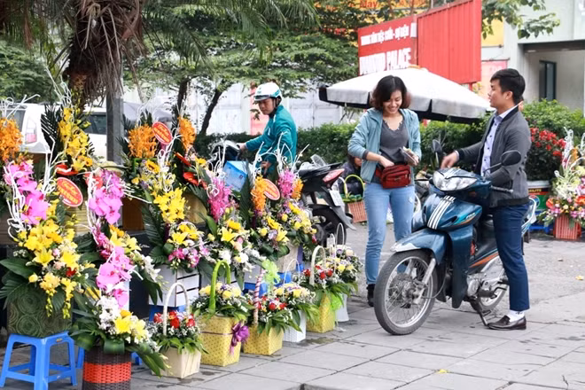 Các gian hàng hoa vỉa hè, di động cũng mọc lên nhiều như nấm sau mưa khiến thị trường hoa Hà Nội càng thêm sôi động.