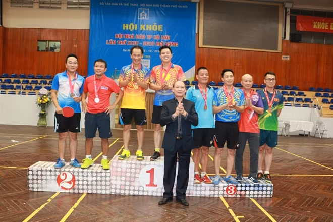 Trao huy chương cho các VĐV trong buổi Bế mạc Hội khỏe Hội Nhà Báo TP Hà Nội lần thứ XXIV - 2018 mở rộng.