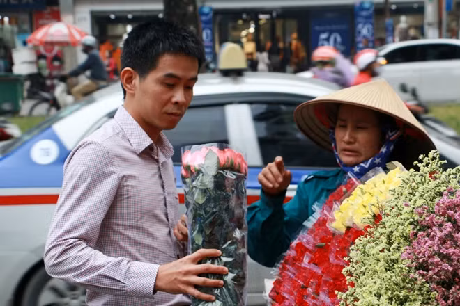 Mặc dù giá hoa tăng cao nhưng các điểm bán hoa vẫn nhộn nhịp khách đến mua hoa nhân dịp ngày Phụ nữ Việt Nam 20-10