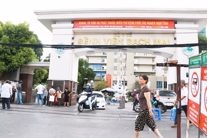Trong những ngày qua nhiệt độ Hà Nội thời điểm giữa trưa có thể lên tới 50 độ C khiến người nhà và bệnh nhân tại các bệnh viện tại Hà Nội bị vắt kiệt sức trong cảnh vạ vật chờ đợi.