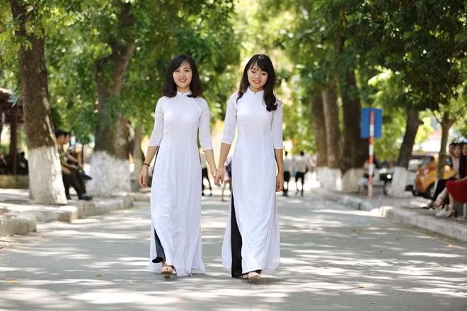 Nữ sinh Học viện An ninh nhân dân duyên dáng dạo bước dưới những tán cây cổ thụ trong sân trường.