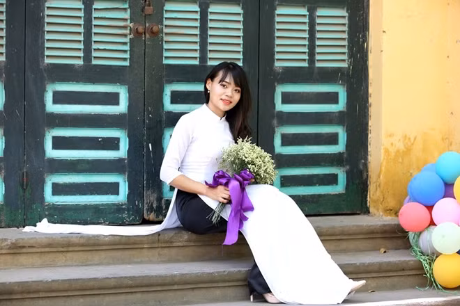 Nữ học viên xinh đẹp thu hút mọi ánh nhìn
