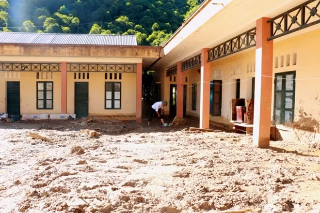 Thầy Hắc Xuân Phúc, Hiệu trưởng Trường Tiểu học Trung Sơn, cho biết: “Mặc dù đã rất nỗ lực nhưng chúng tôi không thể cho học sinh khai giảng tại trường mình được. Trường có 11 phòng học nhưng đã sập 3 phòng tại dãy cấp 4. Còn khu 2 tầng sập 2 phòng, các phòng khác vẫn còn nhưng không dám cho các em học sinh vào đó học”.