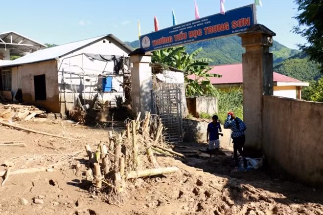 Trường Tiểu học Trung Sơn nằm ở bản Co Me (xã Trung Sơn, huyện Quan Hóa, Thanh Hóa) là nơi học tập của hơn 300 em học sinh trên địa bàn.
