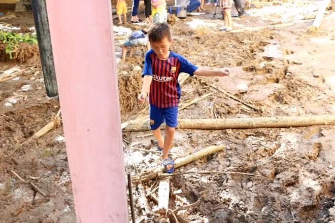 Ngoài đất đá, bùn, các loại gốc, thân, rễ cây cũng trôi vào trường gây ra cảnh ngổn ngang, ngập ngụa…